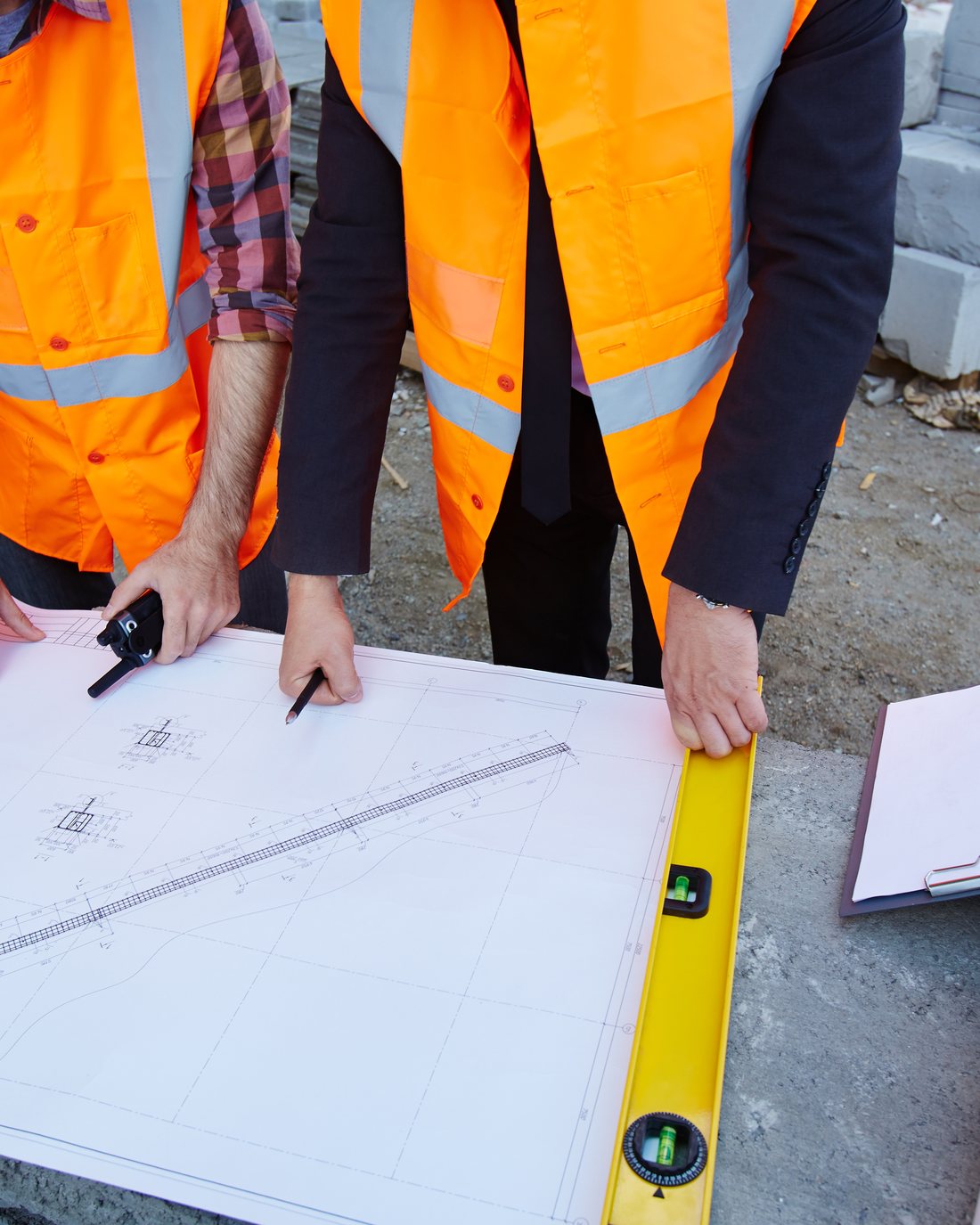 Doi ingineri Star Construct studiind planurile de execuție pe șantier