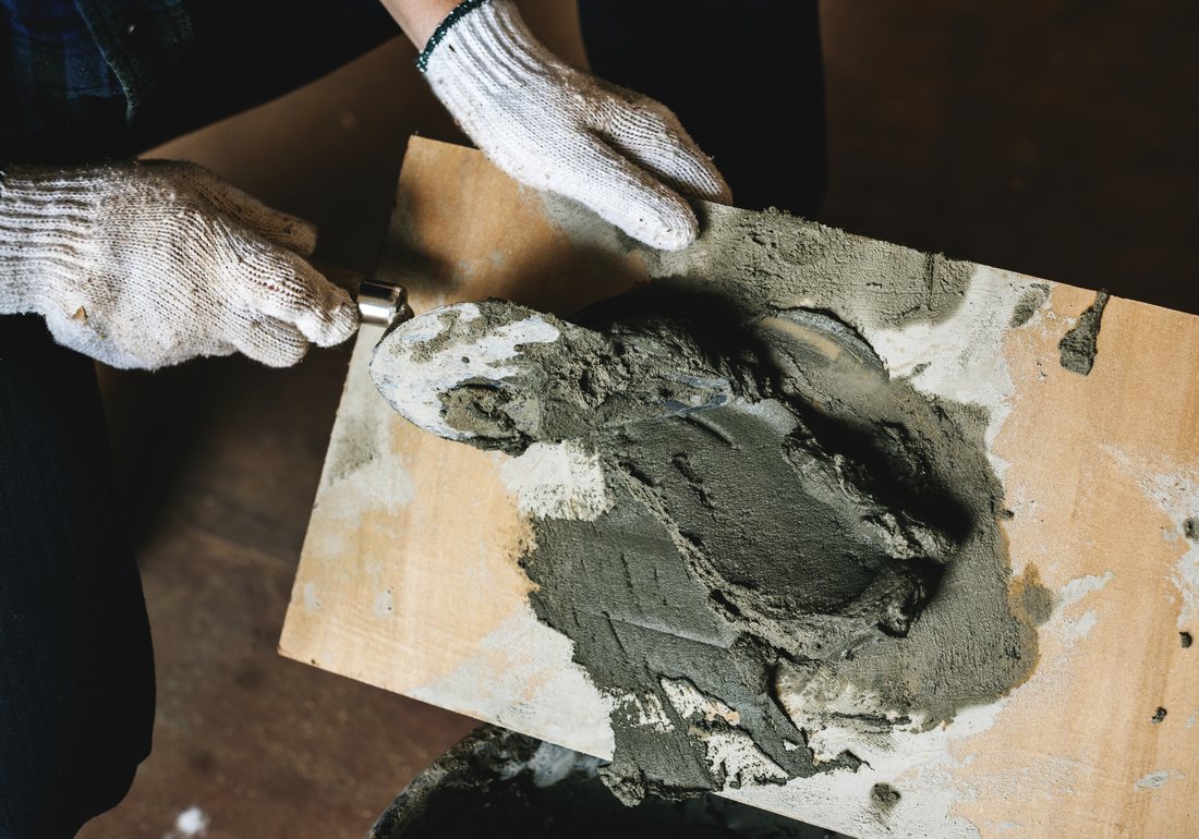 Mistrie cu mortar proaspăt, pregătit pentru punere în operă