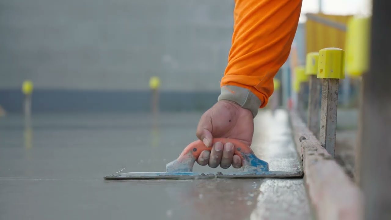 Cadru din videoclipul de prezentare: turnare de beton pe șantier